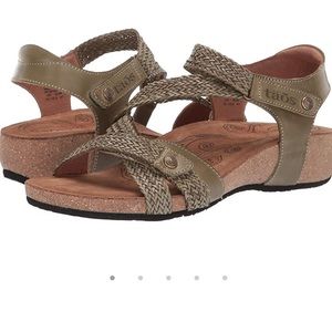 BRAND NEW Taos herb green comfort sandals